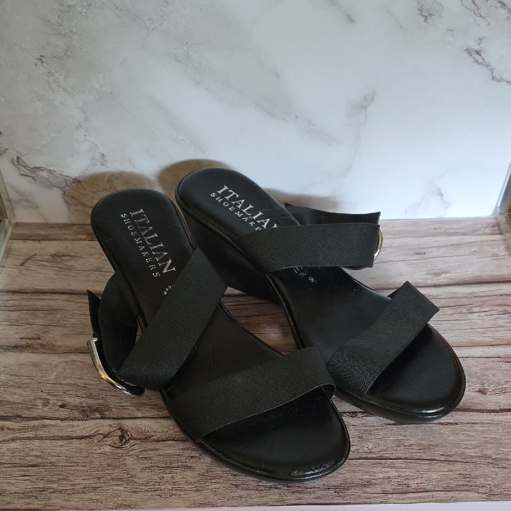 ITALIAN SHOEMAKERS EUC Black Strap Silver Buckle Sandals Size 9